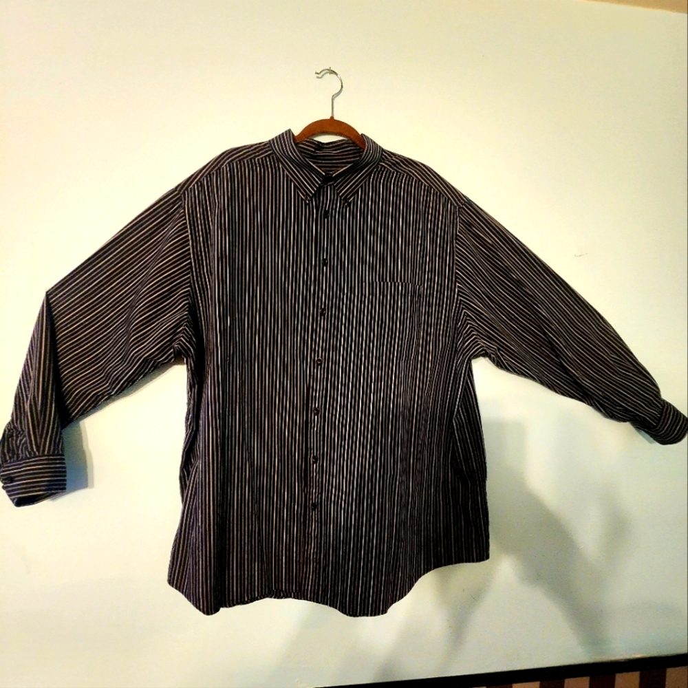 EUC Roundtree button down shirt